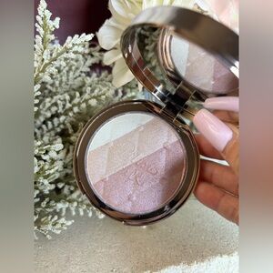 NWOB-Charlotte Tilbury-Pillow Talk Multi Glow Highlighter Palette-Romance Light